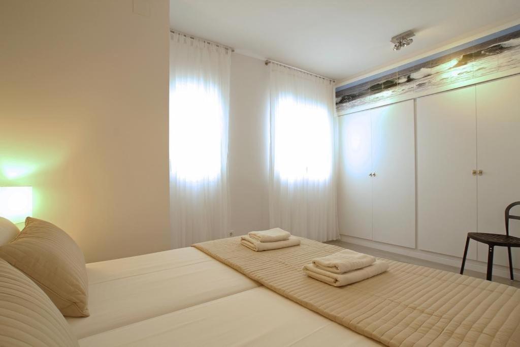 Warm Sands Apartment By Hello Homes Σίτζες Εξωτερικό φωτογραφία